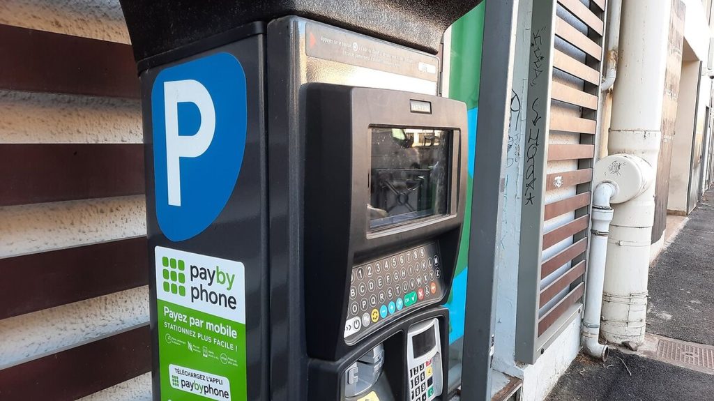 Les cybercriminels s'invitent de plus en plus dans la vie réelle
Piratage physique des distributeurs de billets, autocollants avec des QR codes frauduleux sur les parcmètres, courriers postaux incitant à effectuer des paiements, les hackers utilisent de plus en plus des supports matériels.