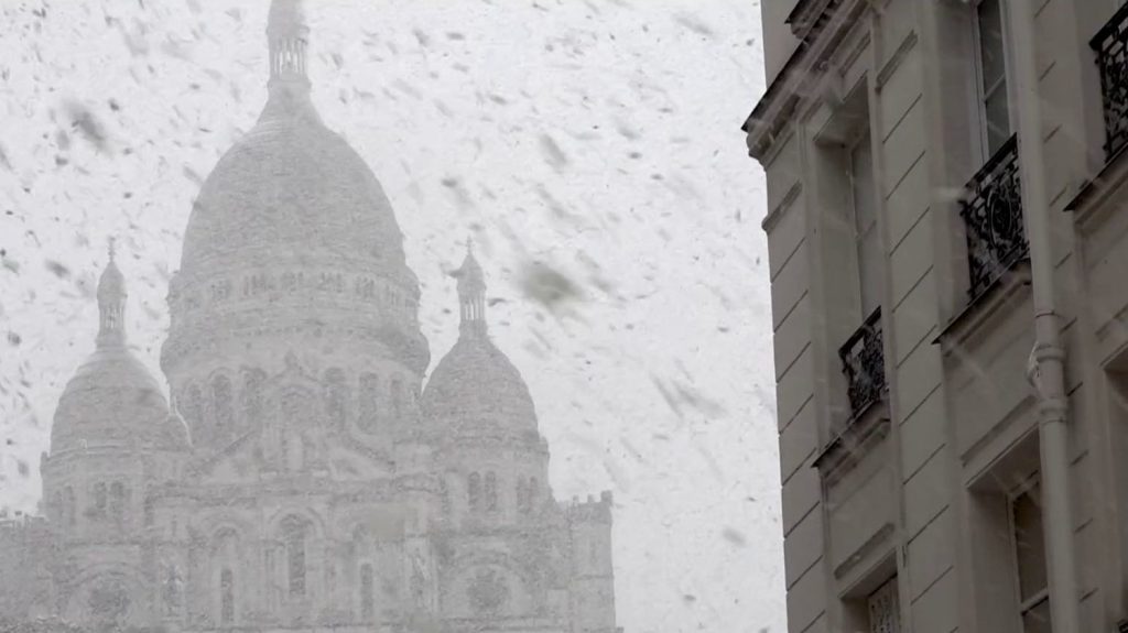 Chutes de neige : des décors de carte postale
Les chutes de neige donnent aux villes et aux monuments un décor que l'on n'a pas l'habitude de voir en automne.