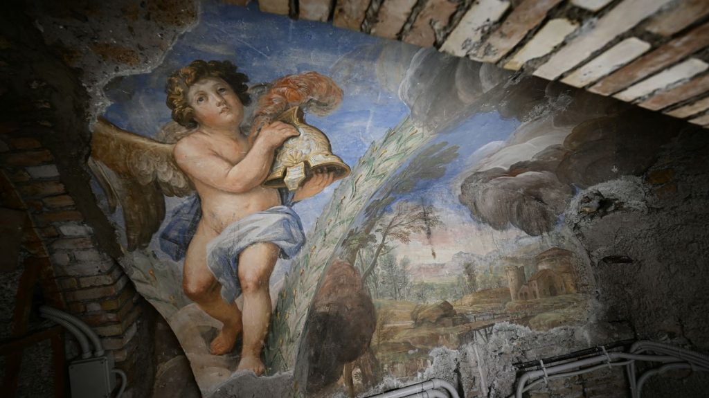 À Rome, les fresques antiques découvertes sous un plafond par un électricien il y a un an sont présentées au public
Les visiteurs ne sont pas autorisés à accéder au site, mais peuvent observer indirectement les fresques grâce à des caméras placées en face des trois motifs.