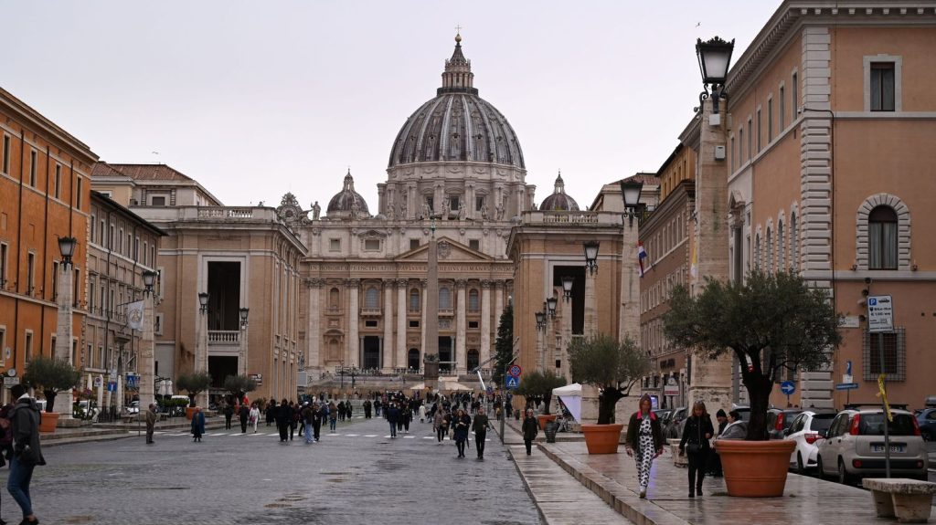 La basilique Saint-Pierre de Rome, l'église catholique la plus grande au monde, mise à nu par l'intelligence artificielle
Outre la découverte virtuelle du monument, le site proposera aussi de réserver une visite en fonction de l'affluence, alors que des millions de pèlerins sont attendus à Rome pour le jubilé de 2025, une année sainte proclamée par le pape François.