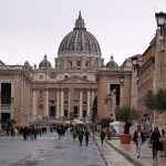 La basilique Saint-Pierre de Rome, l'église catholique la plus grande au monde, mise à nu par l'intelligence artificielle
Outre la découverte virtuelle du monument, le site proposera aussi de réserver une visite en fonction de l'affluence, alors que des millions de pèlerins sont attendus à Rome pour le jubilé de 2025, une année sainte proclamée par le pape François.