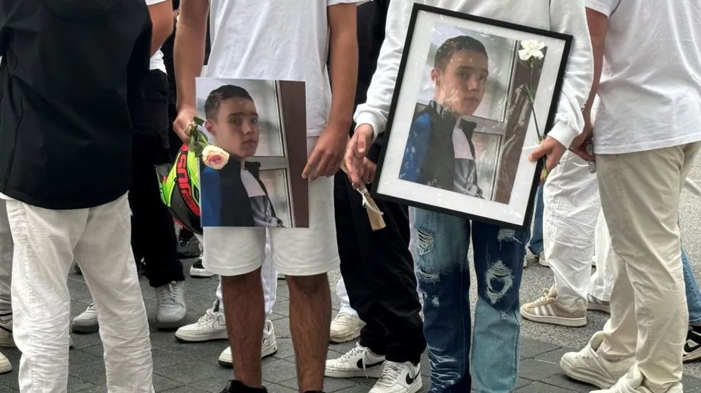 Adolescent tué dans les Pyrénées-Orientales : plus de 500 personnes rendent un dernier hommage à Emilio
Plusieurs centaines de personnes ont pris part dimanche à une marche blanche pour rendre hommage à Emilio. Cet adolescent a été retrouvé mort le 24 octobre dans la maison familiale d'Alénya, dans les Pyrénées-Orientales