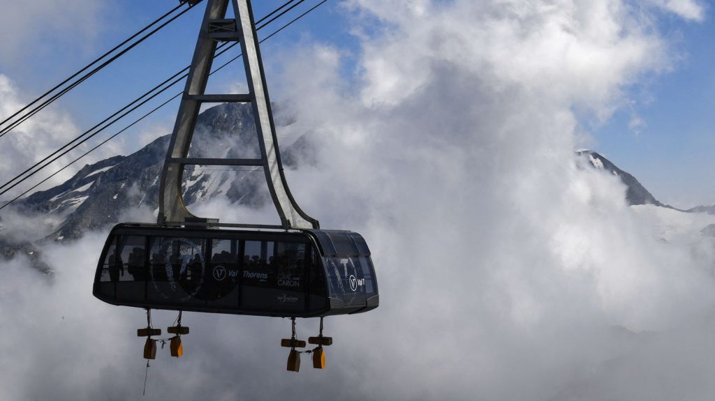 Un accident de télécabine à Val Thorens fait deux blessés graves
L'accident est survenu "dans des conditions météorologiques très difficiles à plus de 3 000 mètres" d'altitude, explique la préfecture dans un communiqué.