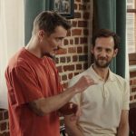 Cinéma : avec "En Fanfare", deux frères que tout oppose sont réunis par la musique
"En Fanfare" oscille entre la comédie sociale et le drame. Le film, qui sort en salles mercredi 27 novembre, raconte l'histoire de deux frères qui se retrouvent grâce à la musique.