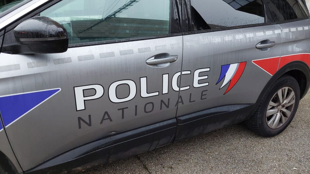 Braquage et meurtre lors d'une partie de poker à La Rochelle : deux autres personnes mises en examen et placées en détention provisoire
L'organisateur d'un tournoi de poker clandestin avait reçu une balle dans la tête à son domicile, en septembre dernier.