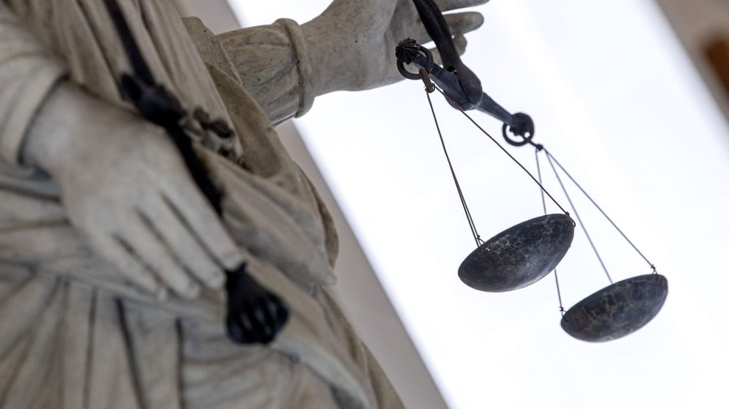 Un homme mis en examen pour proxénétisme après la disparition d'une adolescente en Moselle
Une jeune fille de 16 ans avait été portée disparue fin octobre à Metz, avant d'être retrouvée six jours plus tard à Grenoble. Elle avait alors affirmé aux enquêteurs avoir été "contrainte de se prostituer au bénéfice d'un homme".