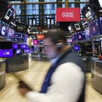 États-Unis : sous "l'effet Trump", les valeurs boursières américaines ont gagné 1 800 milliards de dollars
Donald Trump n’est pas encore installé à la Maison-Blanche que les investisseurs sont déjà tournés massivement vers les États-Unis. Des mouvements d'argent qui ne sont pas sans effet sur la zone euro.