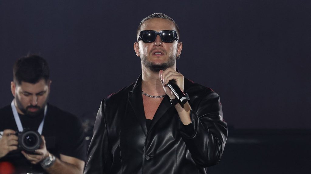 DJ Snake affirme avoir été contacté par l'Elysée pour supprimer un tweet sur la Palestine, l'entourage d'Emmanuel Macron dément
L'artiste français suivi par plus de dix millions d'abonnés sur les réseaux sociaux a déclaré que son "management" avait été contacté par les services de l'Elysée pour lui demander de supprimer un message concernant la Palestine. Le Palais conteste cette version.