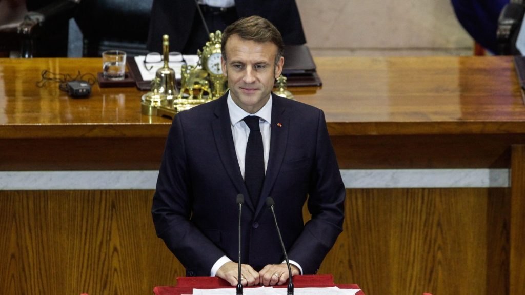 "En Conseil des ministres, il écoute mais ne dit plus rien" : comment Emmanuel Macron tente de se construire un nouveau rôle
Le président de la République, en retrait depuis la nomination du nouveau gouvernement, est à Strasbourg samedi pour les 80 ans de la Libération.
