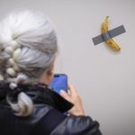 Une banane scotchée à un mur : cette œuvre d'art s'envole à 6,2 millions de dollars à New York
Le prix n'a cessé de grimper durant plusieurs minutes, démarrant à 800 000 dollars pour s'élever à 5,2 millions, soit 6,2 millions avec les frais, quand le son du coup de marteau s'est fait entendre.
