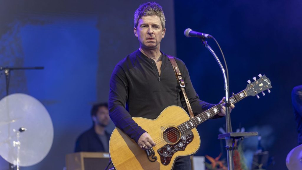 Une guitare de Noel Gallagher du groupe Oasis part à plus de 271 000 euros aux enchères
La guitare Silver Sparkle Gibson Les Paul Florentine que Noel Gallagher avait utilisée pour l'enregistrement du troisième album d'Oasis, "Be Here Now," sorti en août 1997, a été achetée à 226 800 livres sterling.