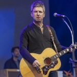 Une guitare de Noel Gallagher du groupe Oasis part à plus de 271 000 euros aux enchères
La guitare Silver Sparkle Gibson Les Paul Florentine que Noel Gallagher avait utilisée pour l'enregistrement du troisième album d'Oasis, "Be Here Now," sorti en août 1997, a été achetée à 226 800 livres sterling.