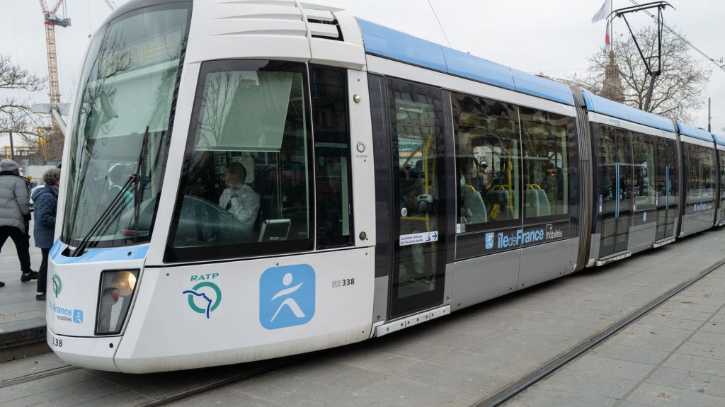 Val-d'Oise : un enfant de 4 ans grièvement blessé après avoir été percuté par un tramway à Sarcelles
Le pronostic vital de l'enfant est engagé.