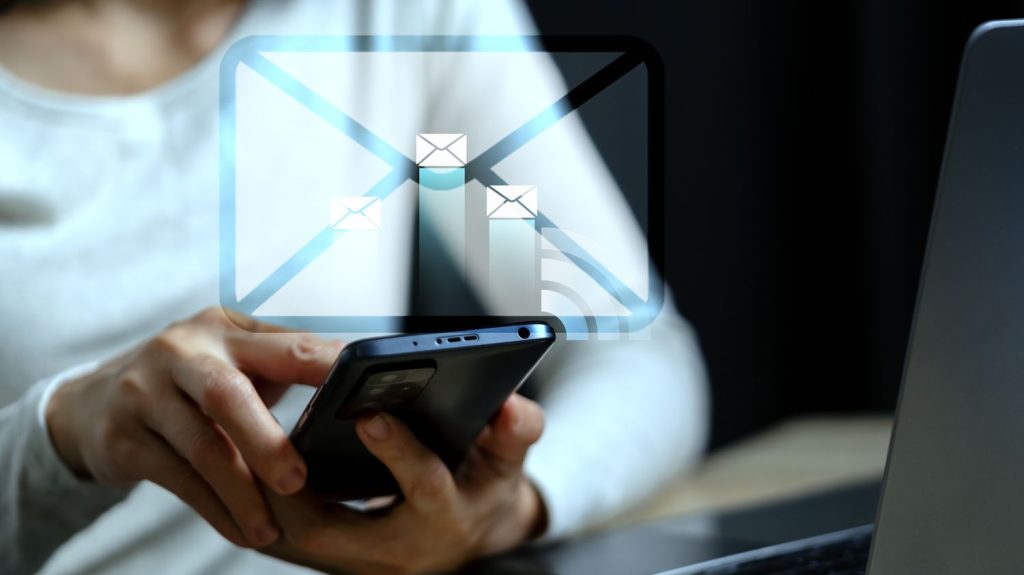 Trop d'informations, recours à l'IA et propos sexistes... Ce que révèle une enquête sur les mails professionnels
Une enquête menée auprès de 2 000 salariés et dirigeants du secteur tertiaire s'intéresse aux usages des salariés et des dirigeants sur leurs messageries professionnelles qui peuvent engendrer du stress mais aussi des comportements sexistes.