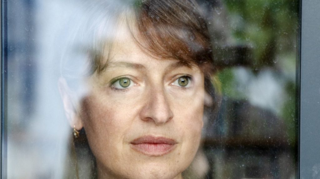 "Archipels" : Hélène Gaudy à la recherche de la mémoire de son père
Hélène Gaudy explore la mémoire et la transmission dans cette enquête personnelle sur le passé de son père, avec une langue d’une rare élégance et d’une grande poésie.
