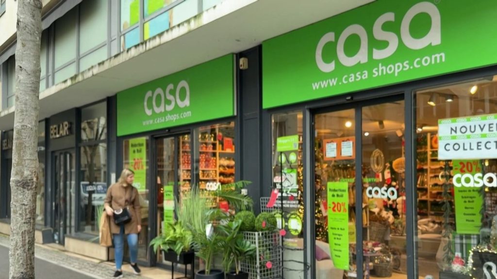 Ameublement : une nouvelle enseigne de décoration d'intérieur en faillite
Une nouvelle grande enseigne de l'ameublement est aujourd’hui en difficulté économique. L’enseigne Casa est bien connue des consommateurs. En France, 140 magasins et des centaines d’emplois seraient menacés.