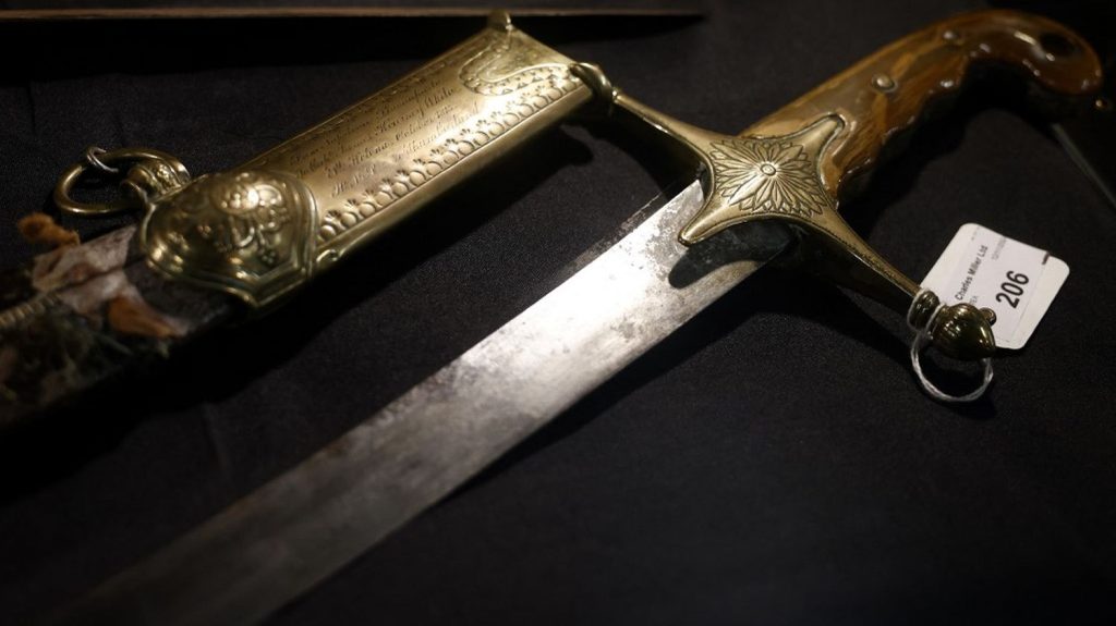 Une épée mauresque associée à Napoléon Ier bientôt aux enchères à Londres
Napoléon Bonaparte l'avait offerte à un officier de la Royal Navy, James Kearney, dont le navire lui livrait du vin à Sainte-Helène.