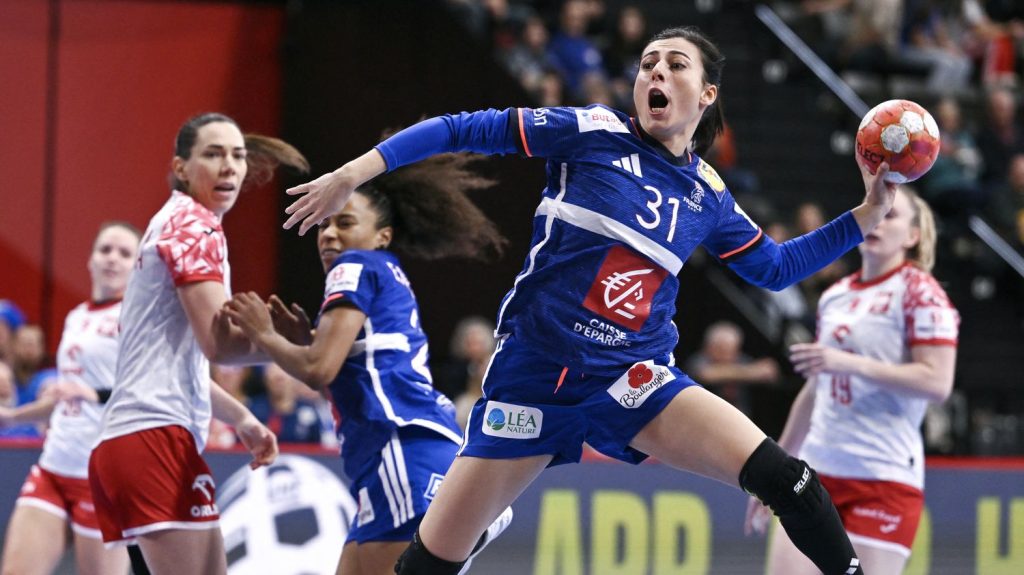 Euro de handball : les Françaises dominent aisément la Pologne pour leur entrée en lice
Les Bleues, vice-championnes olympiques cet été, ont balayé (35-22) les Polonaises pour leur premier match du championnat d'Europe, jeudi, à Bâle (Suisse). Elles joueront face à l'Espagne samedi.