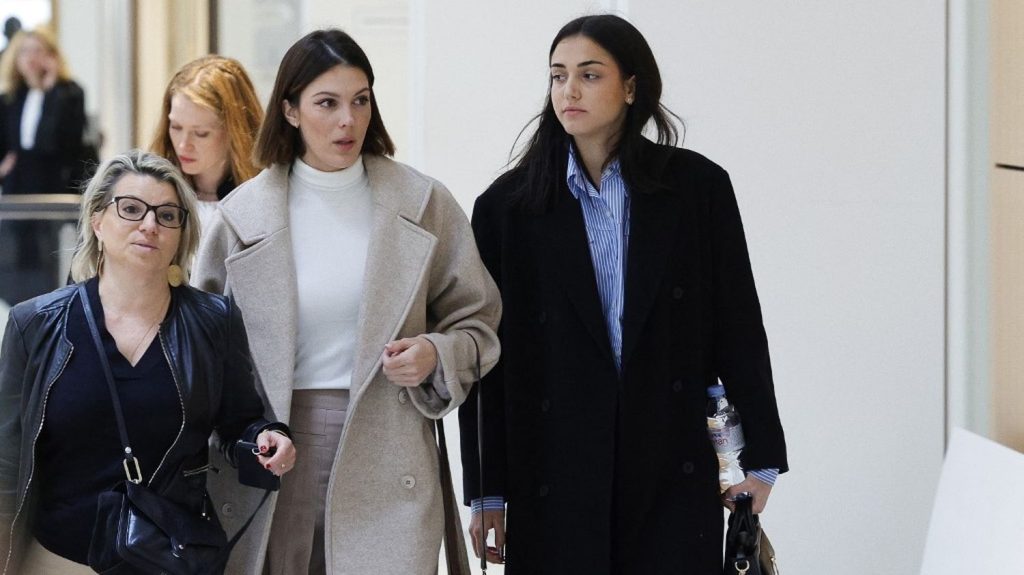 Violences conjugales : l'ex-compagnon d'Iris Mittenaere condamné à six mois de prison ferme
Sa peine de prison se fera à domicile sous bracelet électronique, avec obligation de soins et interdiction de contacter et d'approcher l'ancienne Miss France et Miss Univers.