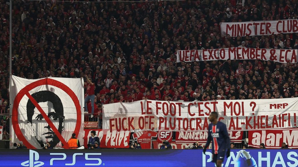 Ligue des champions : le Bayern Munich s'excuse auprès du PSG pour des banderoles visant Nasser Al-Khelaïfi
Lors du match entre les deux équipes, remporté 1-0 par les Bavarois mardi, des supporters du club allemand ont insulté le président du Paris Saint-Germain à travers une banderole.
