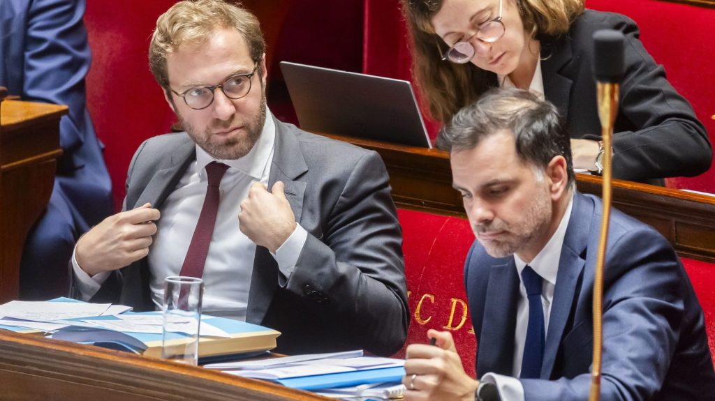 Salaires : le gouvernement recule sur les exonérations de charges
Le gouvernement va revoir les exonérations de charges sur les salaires, mais pas autant que ne le prévoyait le projet de budget initial. L'idée de faciliter les hausses de salaires passe à la trappe.