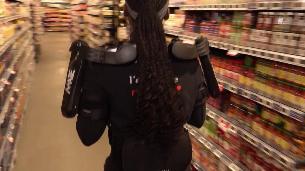 Grande distribution : un exosquelette pour soulager les employés
Une nouvelle initiative a été lancée pour venir soutenir les employés de supermarché. L’utilisation d'un exosquelette permet de soulever de lourdes charges sans forcer excessivement sur les bras.