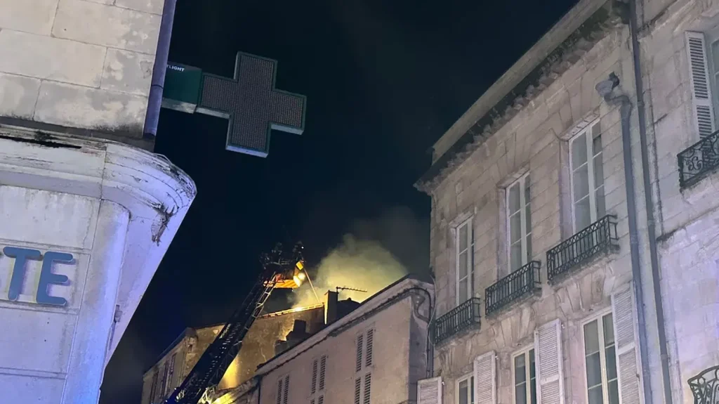 Une sexagénaire décède dans l'explosion de son immeuble dans le centre historique de La Rochelle
Rapidement après l'explosion, le feu s'est propagé jusqu'à la toiture, causant la mort d'une habitante de 63 ans.