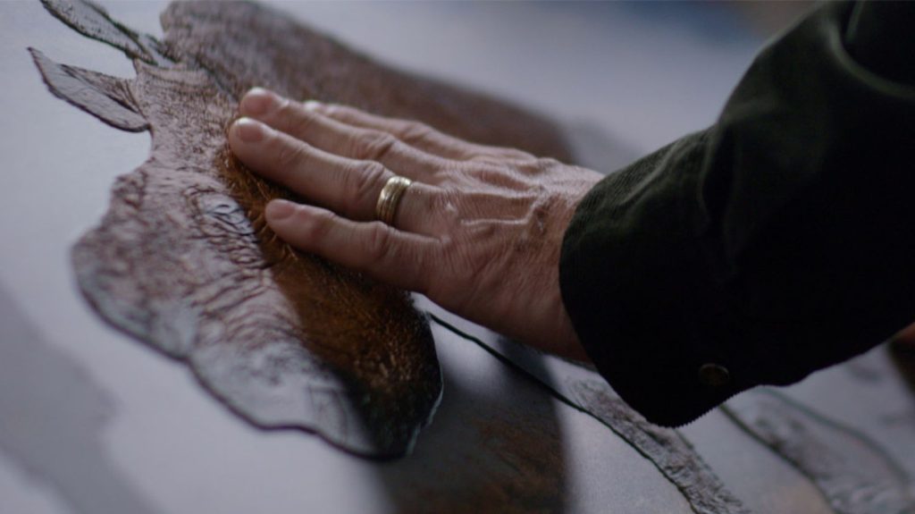 :
Reportage
"J'ai pu toucher ces œuvres" : à Paris, une exposition photo pour malvoyants et non-voyants
"World Unseen" propose aux visiteurs de découvrir 12 photographies imprimées en relief, accompagnées de descriptions en braille et en audio.