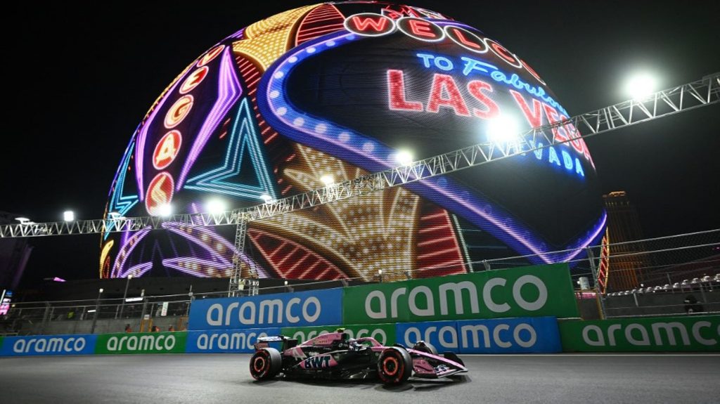 F1 : George Russell partira en pole position du Grand Prix de Las Vegas, Pierre Gasly 3e, Max Verstappen s'élancera de la 5e place
Max Verstappen, qui partira juste devant son rival Lando Norris, peut être sacré champion du monde pour la quatrième fois de suite dès dimanche, dans le Nevada.