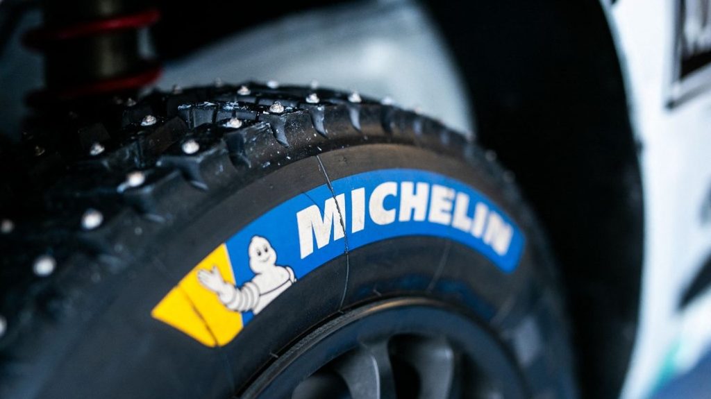 Fermeture de l'usine Michelin à Vannes : plusieurs dizaines de salariés manifestent, avant l'arrivée de personnalités politiques
Michelin a annoncé mardi la fermeture de deux de ses usines, celle de Vannes et celle de Cholet, dans le Maine-et-Loire, qui emploient 1 200 personnes.