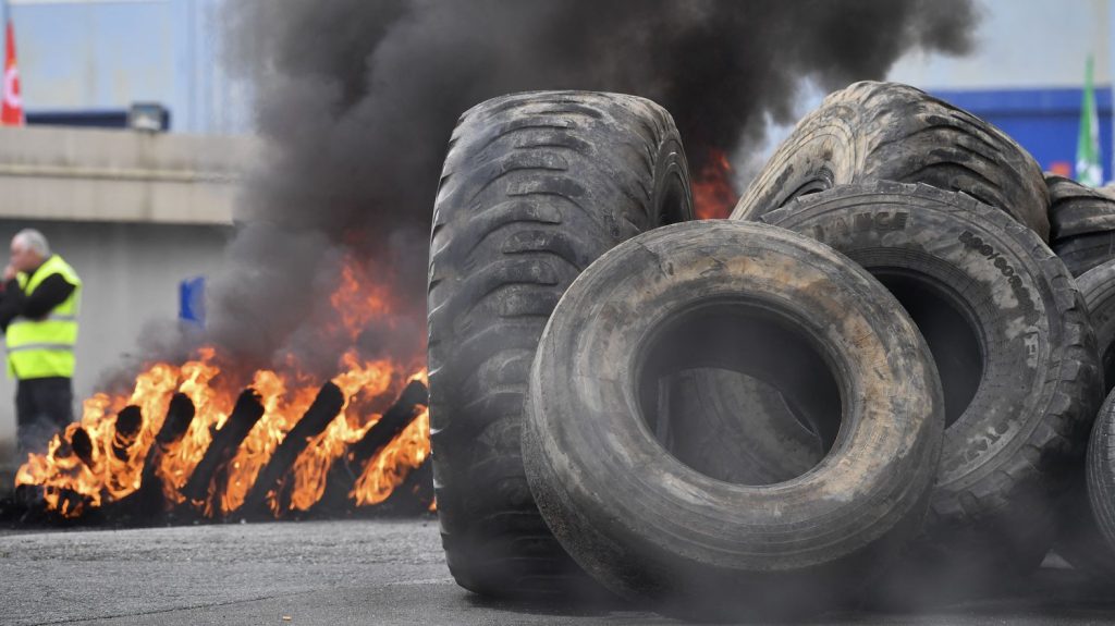 :
Témoignages
"On est jetés dehors comme des malpropres" : à Cholet, les salariés de Michelin en colère après l'annonce de la fermeture de l'usine
Le fabricant de pneumatiques a annoncé mardi la fermeture de deux usines en France, à Cholet (Maine-et-Loire) et Vannes (Morbihan). Plus de 1 250 postes seront supprimés d'ici le début de l'année 2026.