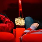Corée du sud : des "films snakcs" pour attirer les jeunes dans les salles de cinéma
Les formats longs ont de plus en plus de mal à séduire un public habitué à du contenu très court, comme sur TikTok. Alors, pour les ramener dans les salles, en Corée du Sud on produit maintenant des films très courts et pas chers.
