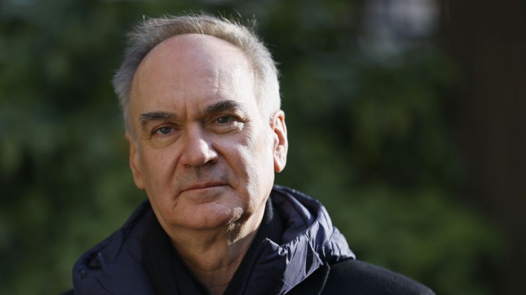 Prix Goncourt : "Il y a eu un avant et un après au niveau professionnel", confie Hervé Le Tellier, lauréat en 2020
Kamel Daoud, Gaël Faye, Hélène Gaudy et Sandrine Collette sont les quatre finalistes
pour le plus prestigieux des prix littéraires français qui sera décerné lundi.