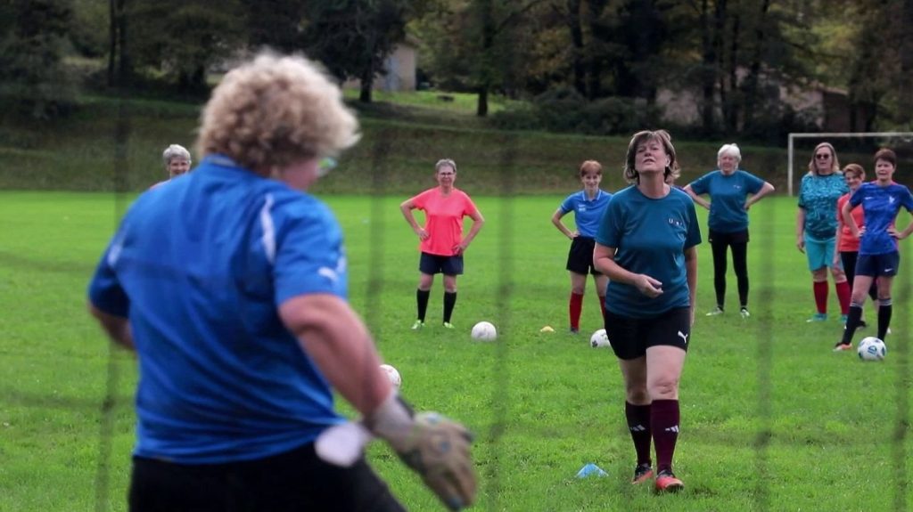 Dordogne : quand les grands-mères se mettent au foot
Dans la petite commune de Calès, en Dordogne, chaque semaine, des mamies chaussent leurs crampons pour disputer des matchs dans la bonne humeur. Elles forment un club de foot senior où la moyenne d'âge est de 63 ans. Une bouffée d'air frais pour ces retraitées.