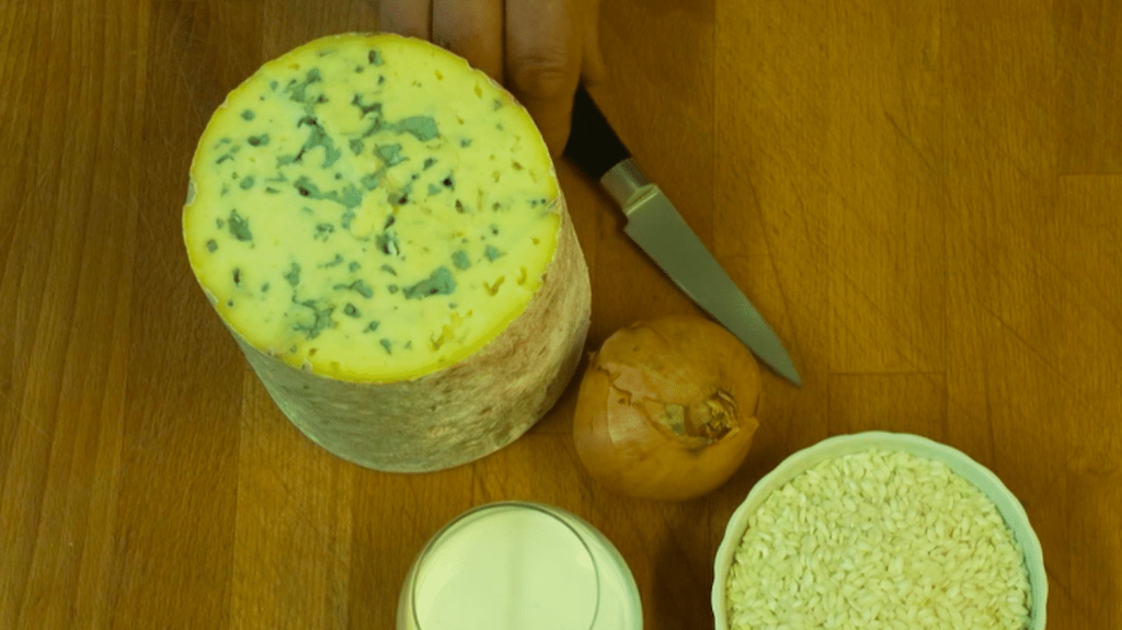 Gastronomie : la douceur et la rondeur de la fourme d'Ambert
À ne pas confondre avec le Roquefort, la fourme d'Ambert est un fromage crémeux et persillé, particulièrement difficile à fabriquer. Reportage dans le Puy-de-Dôme.