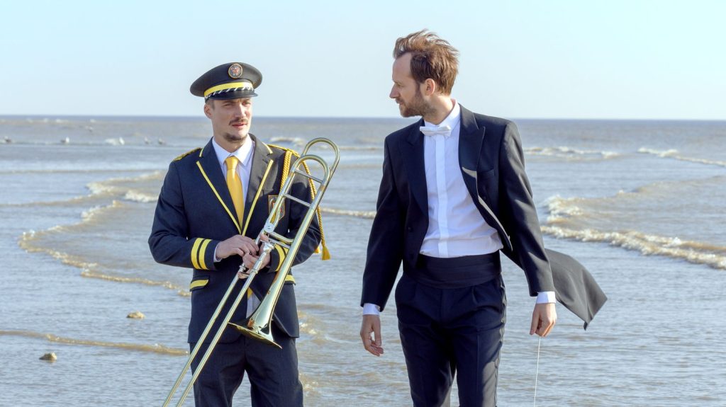 "En fanfare": les retrouvailles de deux frères séparés par la vie dans le nouveau film émouvant d'Emmanuel Courcol
Dans la veine du cinéma social britannique, le dernier film d'Emmanuel Courcol raconte une histoire de fraternité retrouvée sur fond de passion pour la musique, d'orchestre, de fanfare et de combat social.