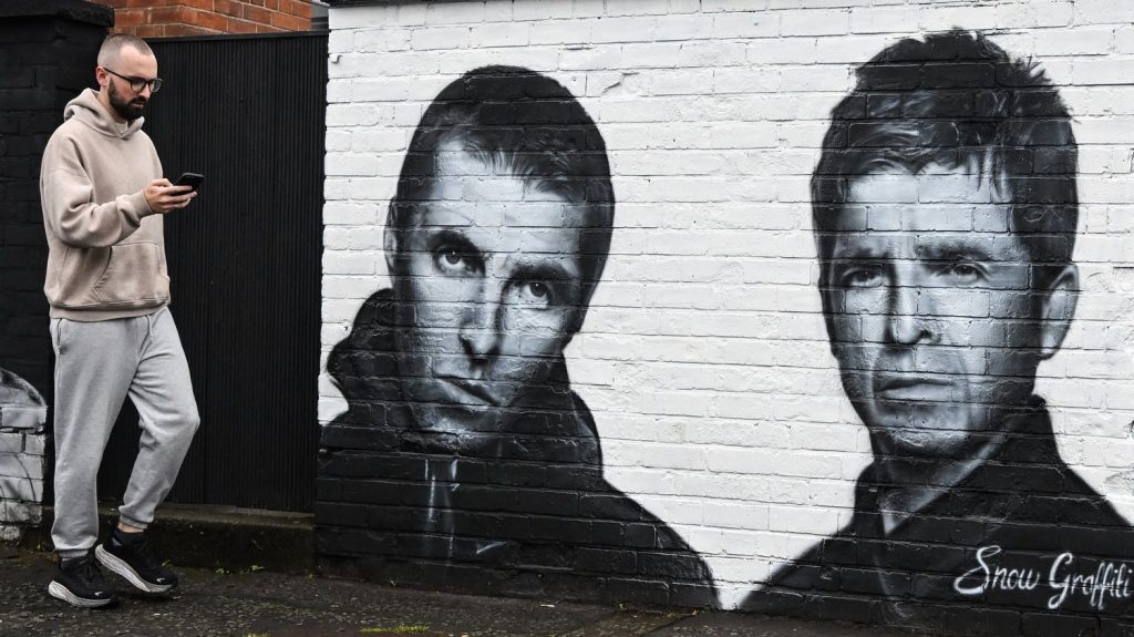 En Grande-Bretagne, des fans d'Oasis escroqués sur les réseaux sociaux en achetant des billets pour leurs concerts
La banque Lloyds tire la sonnette d'alarme après la découverte de nombreux cas de fraudes, en particulier sur Facebook.