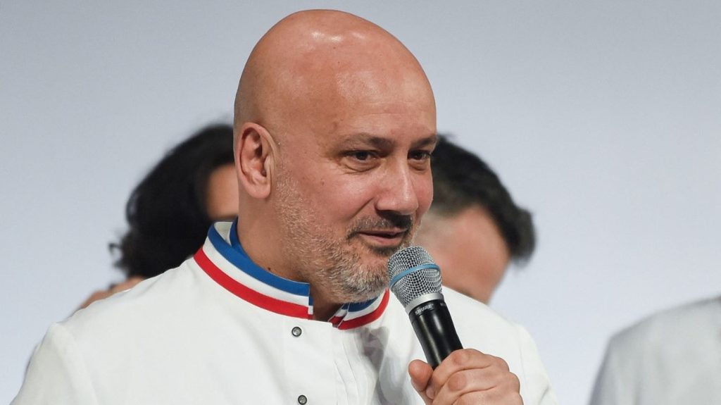 Frédéric Anton cuisinier de l'année 2025 selon le guide Gault et Millau
Il succède à Yoann Conte, chef d'une table à son nom à Veyrier-du-Lac en Haute-Savoie.