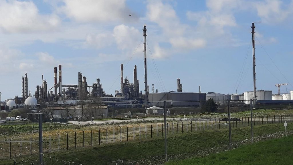 Une fuite détectée à la raffinerie TotalEnergies de Donges créant un filet d'écoulement dans la Loire
La fuite a été détectée dans la nuit de samedi à dimanche. Plus aucun flux de pétrole brut ne se déverse dans la Loire mais des interventions sont en cours pour colmater durablement la fuite.