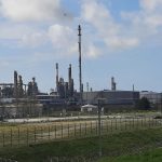 Une fuite détectée à la raffinerie TotalEnergies de Donges créant un filet d'écoulement dans la Loire
La fuite a été détectée dans la nuit de samedi à dimanche. Plus aucun flux de pétrole brut ne se déverse dans la Loire mais des interventions sont en cours pour colmater durablement la fuite.