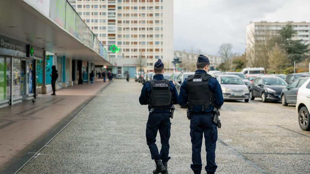 Ce que l'on sait de la fusillade à Poitiers qui a fait un mort et quatre blessés
La fusillade, liée au trafic de drogue selon les autorités, a été suivie d'une vaste rixe. Un suspect est recherché.