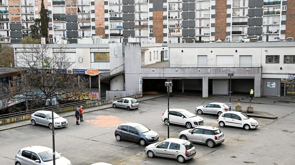 :
Reportage
"Mon fils m'a dit qu'il avait peur de sortir" : le désarroi des habitants de ce quartier de Rennes touché par les fusillades sur fond de trafic de drogue
Après une nouvelle fusillade, qui a gravement touché un enfant de cinq ans à la tête, le ministre de l'Intérieur Bruno Retailleau est attendu ce vendredi dans les quartiers populaires de Rennes