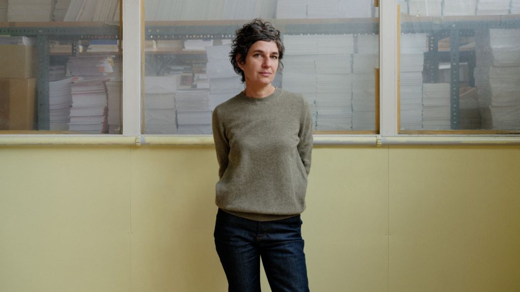 "Ilaria ou la conquête de la désobéissance" de Gabriella Zalapì, récit à fleur de peau d’une enfance volée
Pour son troisième roman, l’écrivaine et plasticienne italienne Gabriella Zalapì raconte la cavale insensée d’un père et sa fille dans l’Italie des années de plomb.