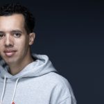 Gaël Faye remporte le prix Renaudot pour "Jacaranda"
Franco-Rwandais de 42 ans, Gaël Faye a un profil atypique dans le paysage littéraire français : entre slam, musique et littérature, il est un artiste aux talents multiples, dont la plume est aussi alerte que les thèmes sont graves.