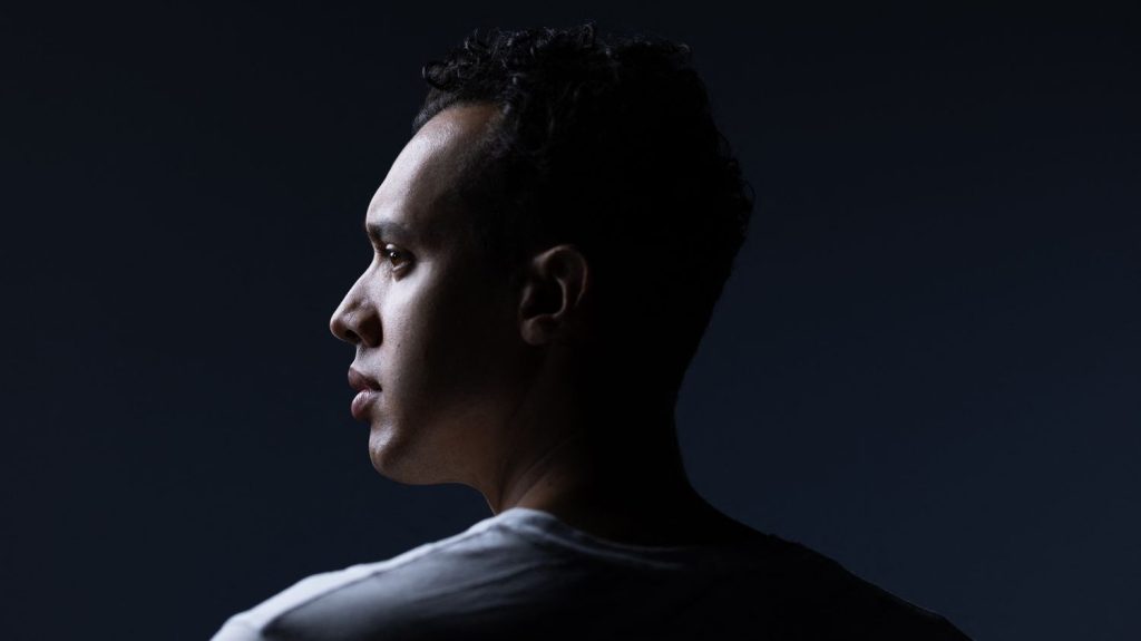 Le bouleversant roman "Jacaranda" de Gaël Faye, lauréat du prix Renaudot, explore l'histoire du Rwanda à travers les récits de quatre générations
Huit ans après la publication de "Petit pays", Prix Goncourt des lycéens 2016, Gaël Faye revient avec "Jacaranda", récompensé cette fois par le Renaudot