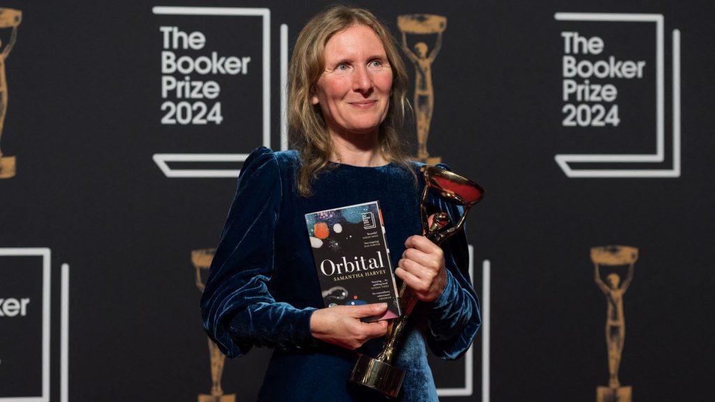 L'écrivaine britannique Samantha Harvey remporte le Booker Prize 2024 avec "Orbital", un roman qui offre une réflexion sur la crise climatique
Comparé au Goncourt français, le Booker Prize a contribué au succès d'écrivains comme Salman Rushdie, Margaret Atwood ou encore la Nobel 2024 Han Kang, qui l'avait remporté en 2016 avec "La Végétarienne".