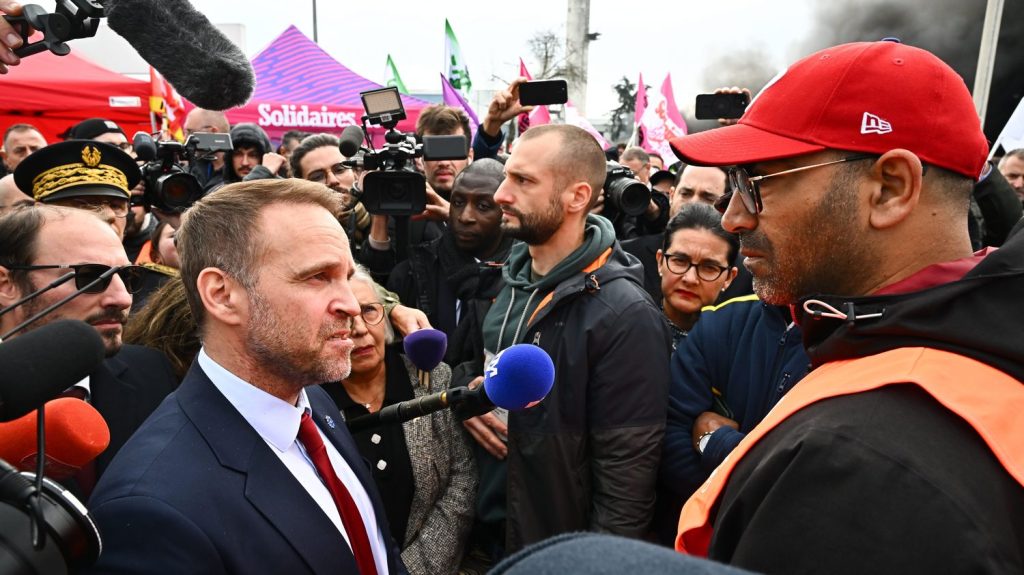 "Si on avait une baguette magique, on l'utiliserait" : comment le gouvernement compte gérer les risques de plans sociaux
L'automne prévoit d'être socialement gris pour l'exécutif. Plusieurs plans sociaux d’ampleur annoncés chez Michelin et Auchan et des appels à la grève et à la mobilisation qui se multiplient dans plusieurs secteurs. Quelles options s'offrent au gouvernement pour gérer ces crises ?