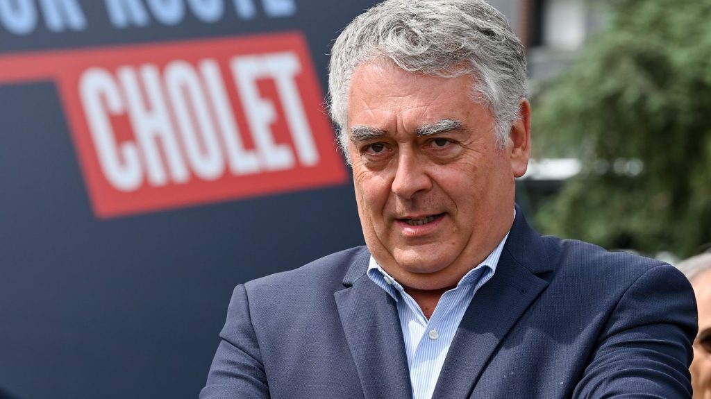 Fermeture de deux usines Michelin : "Ce sont des capitalistes voyous", réagit Gilles Bourdouleix, maire de Cholet
Le maire de Cholet, où une usine pourrait fermer d'ici 2026, dénonce cette décision alors que le groupe industriel français "va très bien".
