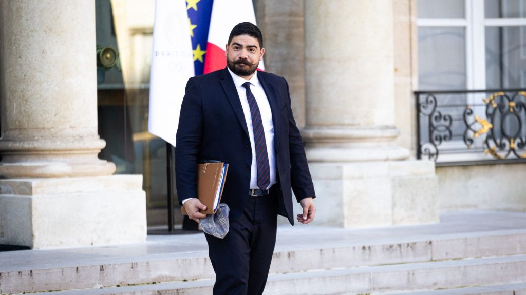 Arrêts-maladies dans la fonction publique : deux des principaux syndicats du secteur appellent à la grève
Les leaders syndicaux de la CGT et de FO ont évoqué la possibilité d'une mobilisation "début décembre".