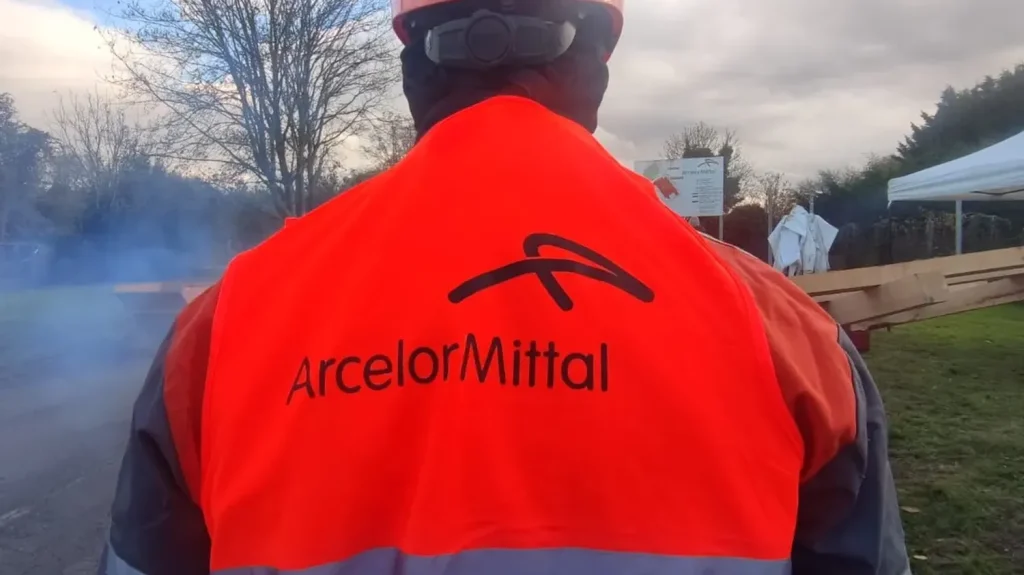 ArcelorMittal : les salariés grévistes de Denain, dans le Nord, décident de lever leur grève
La décision a été prise mardi par les salariés grévistes après une semaine d'arrêt d'activité et une "journée noire" sur les huit centres et services du géant de la sidérurgie en France.